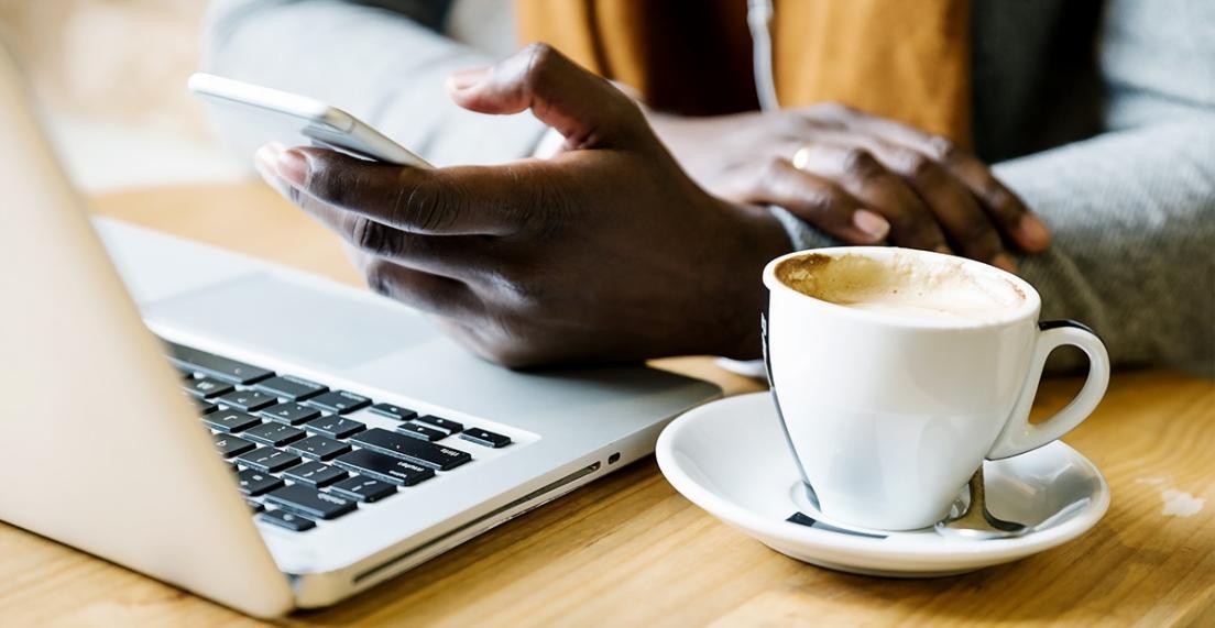 Participantes colaborando en análisis de propuestas presupuestarias