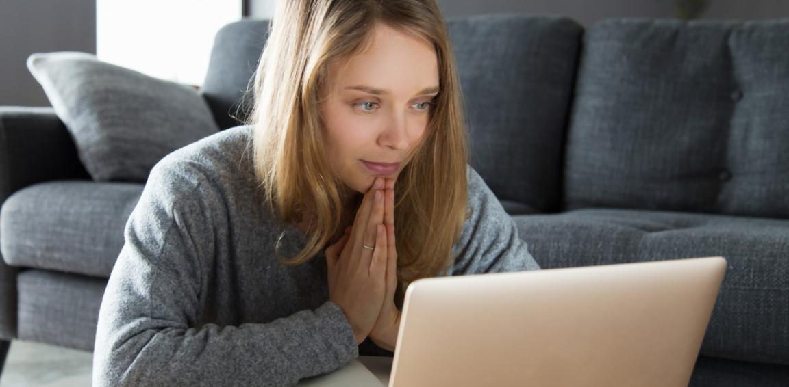 Participantes analizando documentos presupuestarios durante una sesión práctica del programa