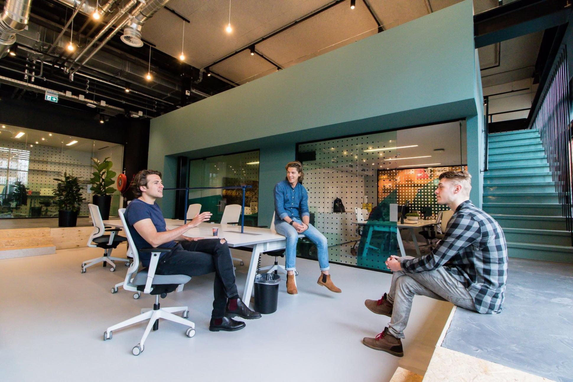 Profesionales en sesión de negociación presupuestaria