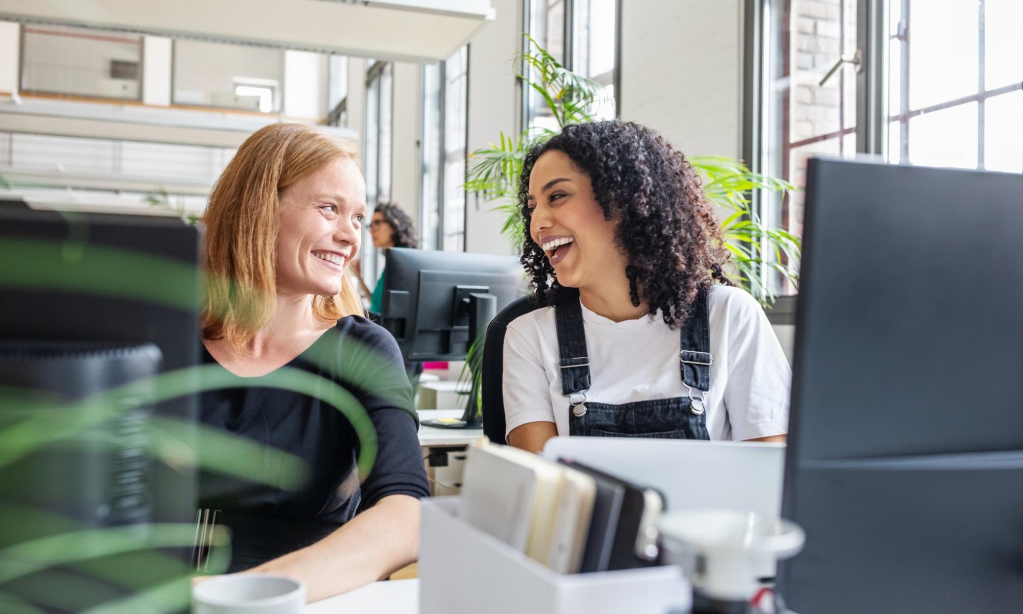 Participantes colaborando en ejercicios de negociación