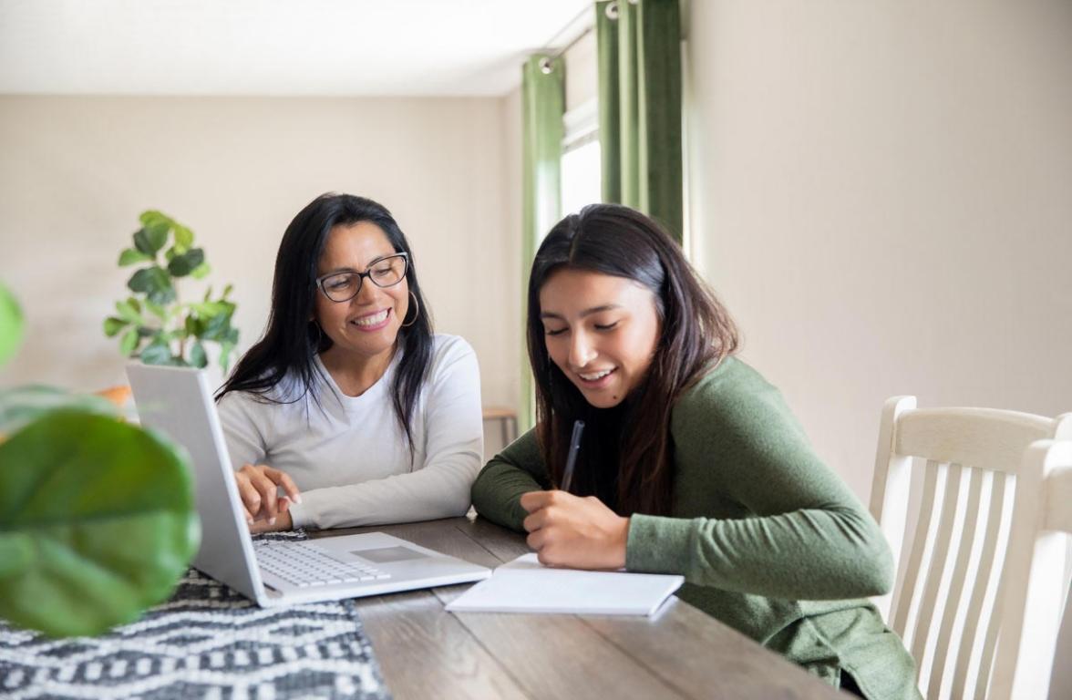 Profesional presentando propuesta presupuestaria en sala de reuniones moderna