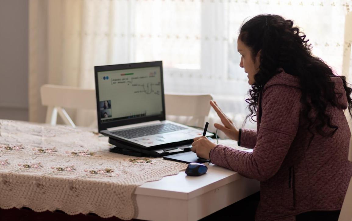 Profesionales analizando estrategias de negociación presupuestaria en sesión interactiva